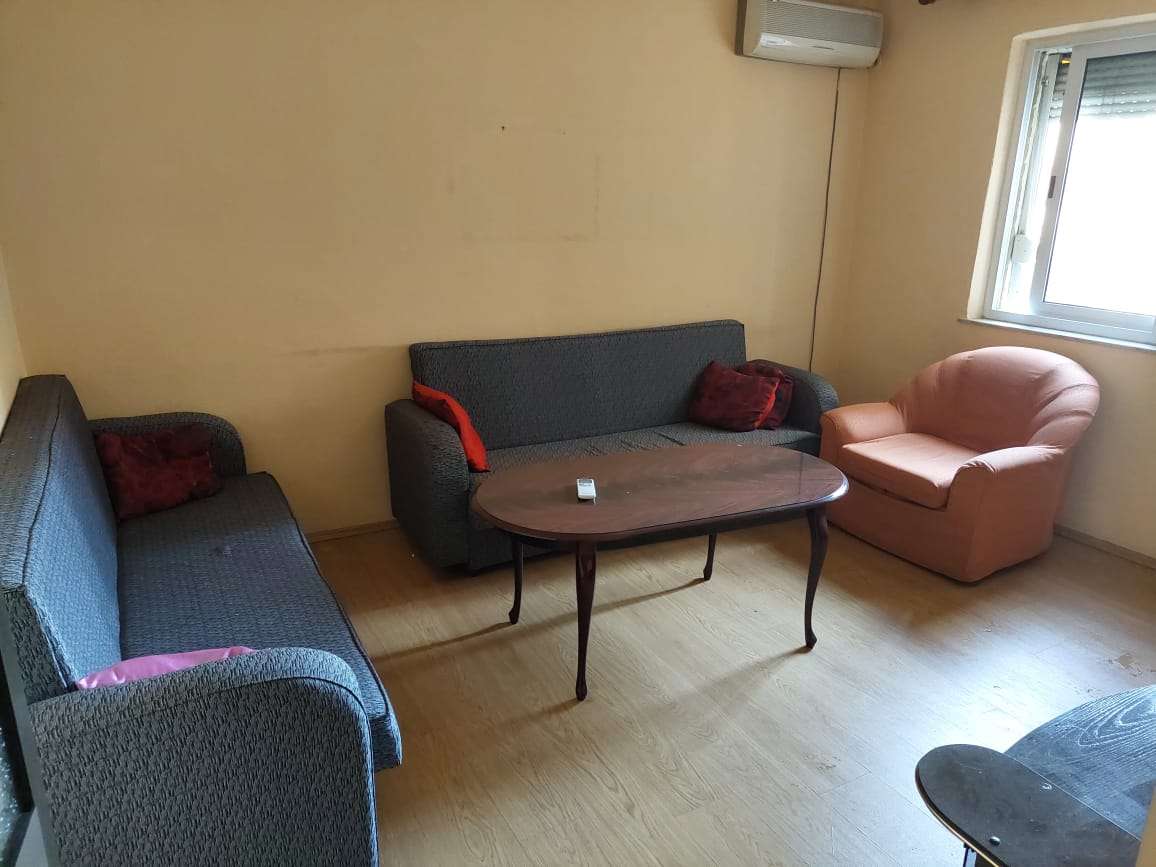 Shitet apartament 2+1 tek Xhamlliku